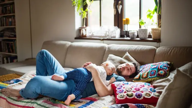 Padre e hijo durmiendo