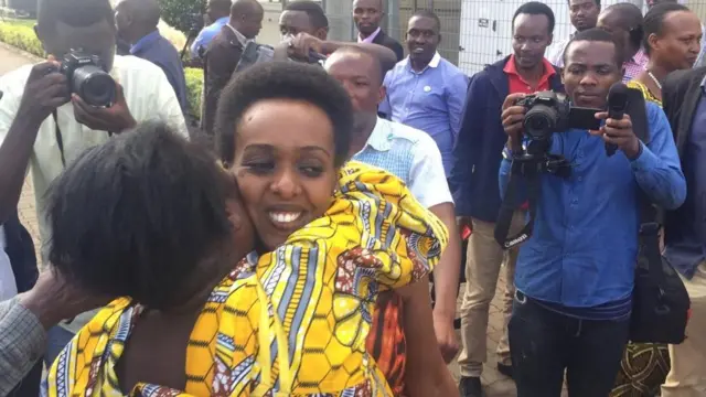 Diane Rwigara ahoberana n'umwe mu bamushyigikiye