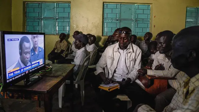 Des habitants du nord de l'Ouganda regardent le procès de Dominic Ongwen - 2016