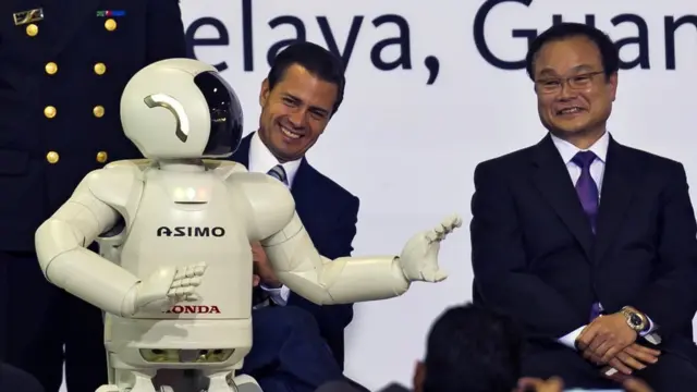 Presidente Enrique Peña Nieto y ejecutivo de Honda