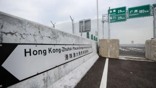 হংকং ম্যাকাও এবং ঝুহাইয়ের মধ্যে সংযোগ তৈরি করেছে সেতুটি