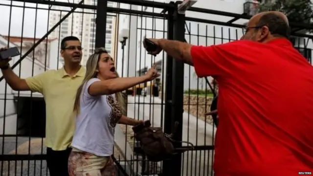 दोनों उम्मीदवारों के समर्थक आपस में उलझ रहे हैं