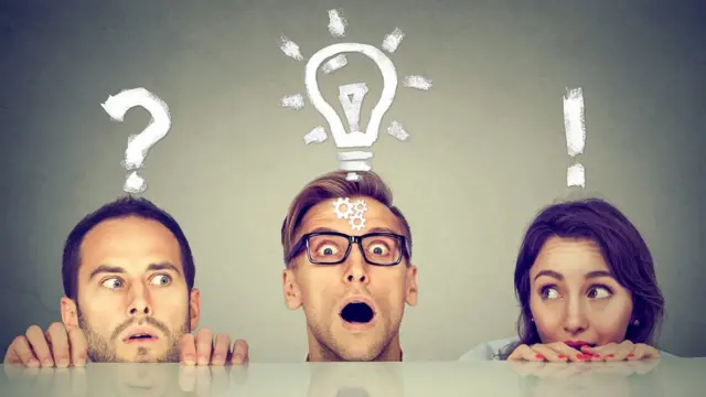 Tres personas con dibujos en sus cabezas