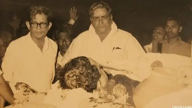 ગુરુ દત્તના અંતિમ દર્શન કરતા કમાલ અમરોહી અને પૃથ્વીરાજ કપૂર.