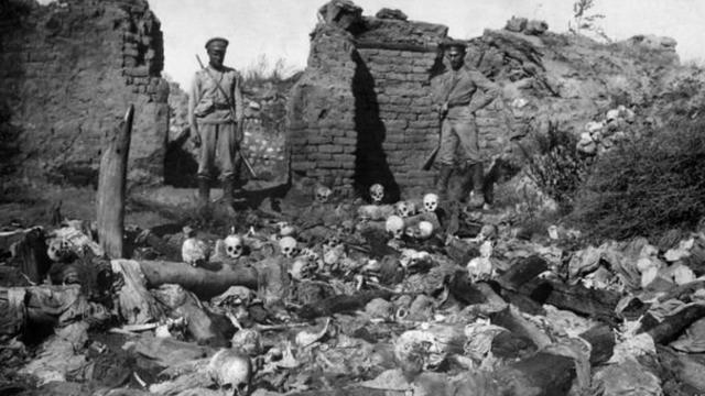 Vala com cadáveres da matança de armênios
