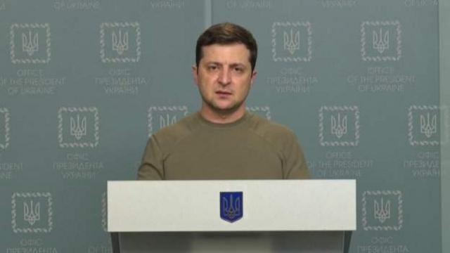 Zelensky voltou a falar com o povo da Ucrânia pela tarde, trocando seu terno escuro por um uniforme militar