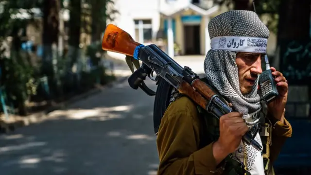 અમુક સભ્યો આઈએસથી અલગ થઈને તાલિબાન તથા તેનાથી જરાક અલગ એવા પાકિસ્તાની તાલિબાન સાથે ભળી ગયા છે.