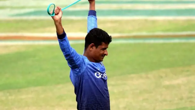 প্রথম ম্যাচের সেরা ক্রিকেটারের পুরষ্কার পেয়েছেন নাছুম আহমেদ