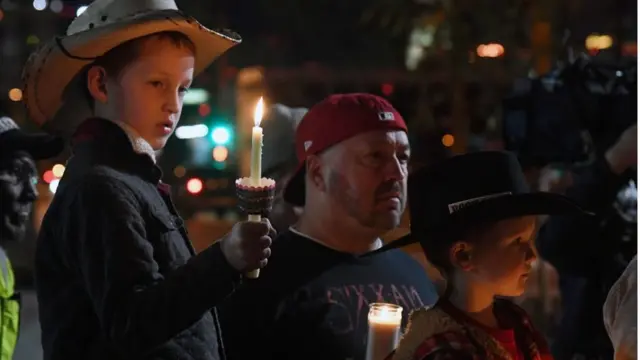 أهالي يحملون الشموع