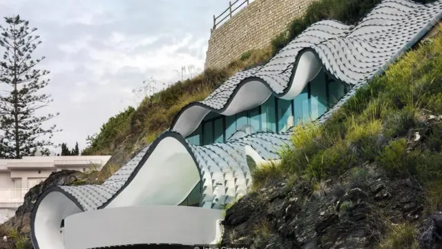 Paa la nyumba hii linafanana na ngozi ya joka kubwa