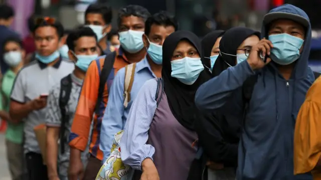 Люди на автобусной остановке