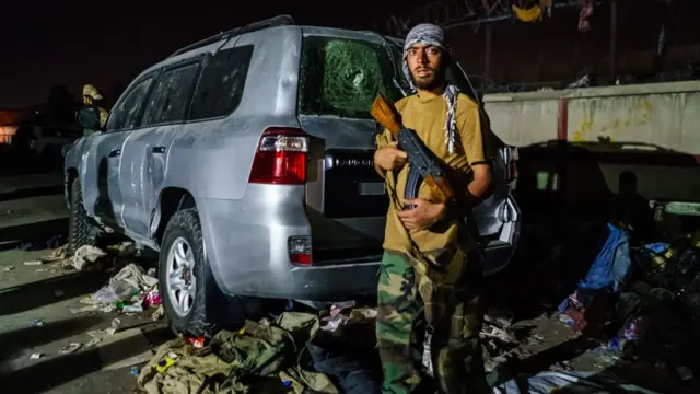 काबूल विमानतळाबाहेर 2 स्फोट आणि गोळीबार, मृतांचा आकडा वाढण्याची भीती