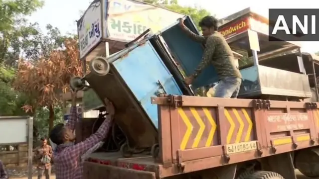 குஜராத்தில் அகற்றப்படும் கடைகள்