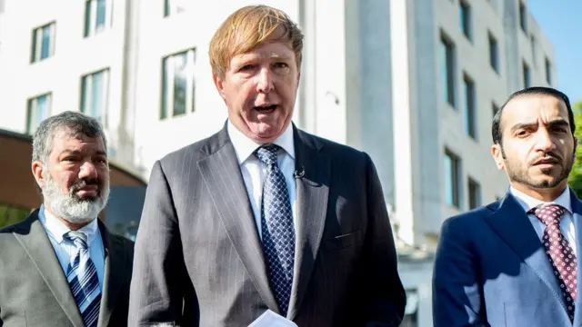 羅德尼·迪克森御用大律師（Rodney Dixon QC；中）