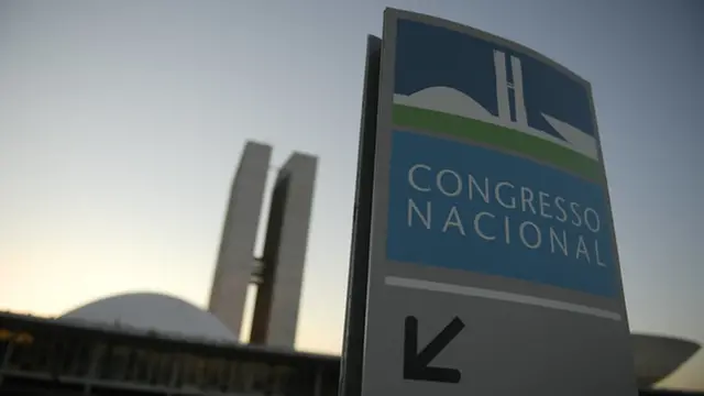 Placa diz "Congresso Nacional", atrás da qual aparecem os prédios do Legislativodeposito bet7kBrasília