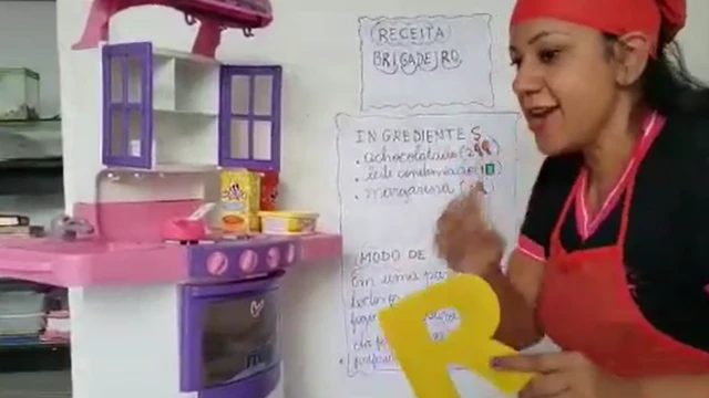 Professora da Escola Waldir Garcia durante aula online