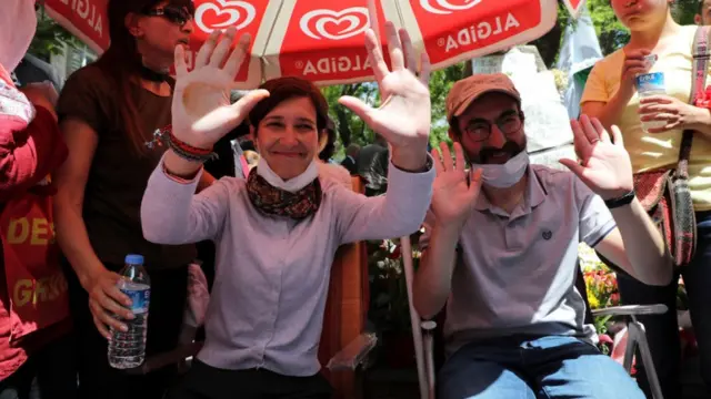 KHK'lerle ihraç edilen eğitimciler Nuriye Gülmen ve Semih Özakça işlerine iade talebiyle Mart ayında açlık grevine başladı