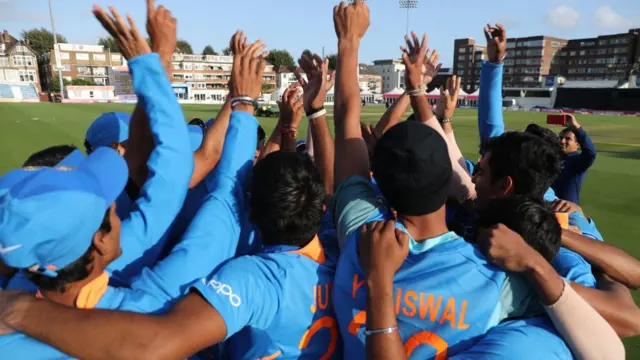 ટીમની તસવીર