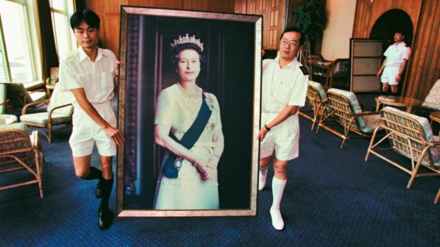 驻港英军添马舰海军基地威尔斯亲王大厦内两位华籍水手将英女王伊丽莎白二世大型肖像搬走（16/6/1997）