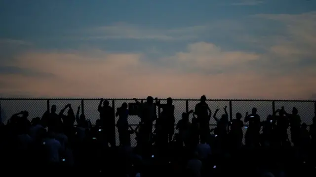 Personas miran al eclipse