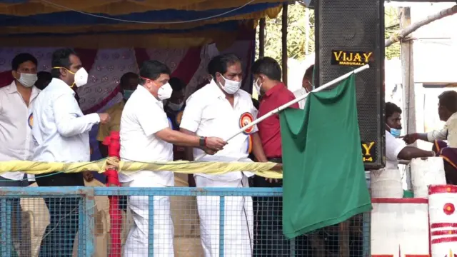 தமிழ்நாட்டின் நிதி அமைச்சர் பழனிவேல் தியாகராஜன், கொடியசைத்து மதுரை அவனியாபுர ஜல்லிக்கட்டைத் தொடங்கி வைத்தார்.