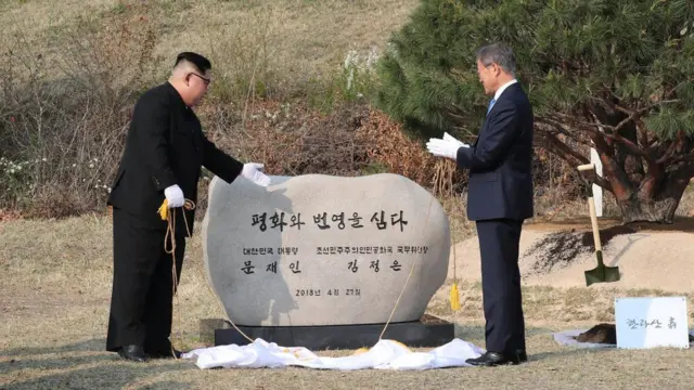 جنوبی کوریا کے صدر مون اور شمالی کوریا کے رہنما کم جونگ ان