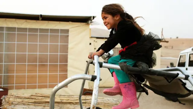 孩子们在塔贝基督教村庄玩耍。