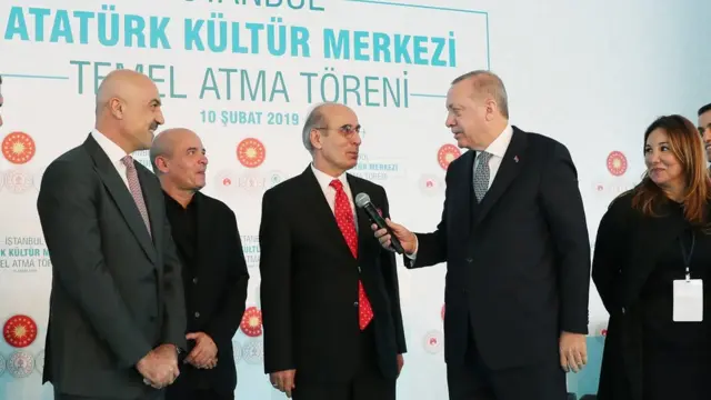 Cumhurbaşkanı Erdoğan Yeni Yapı Başkanı Topsakal (soldan üçüncü) ve Sembol İnşaat Başkanı Tamince (solda) ile fiyat pazarlığı yaparken