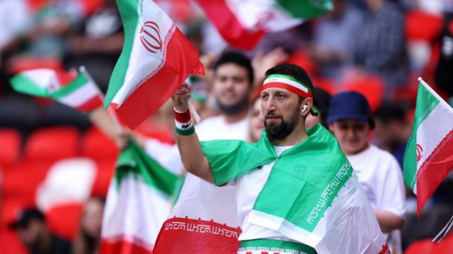 هواداران حکومت پرچم‌های حکومت جمهوری اسلامی ایران با کلمه الله را حمل می‌کردند