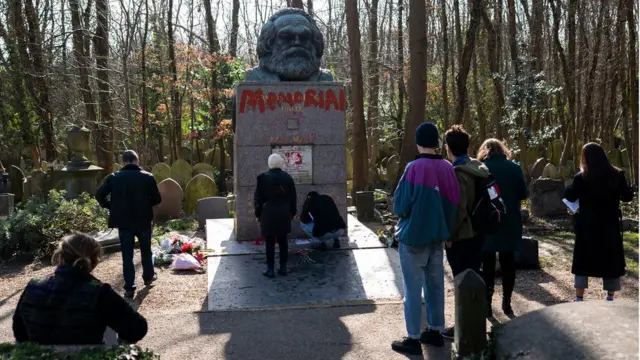 Памятник Марксу