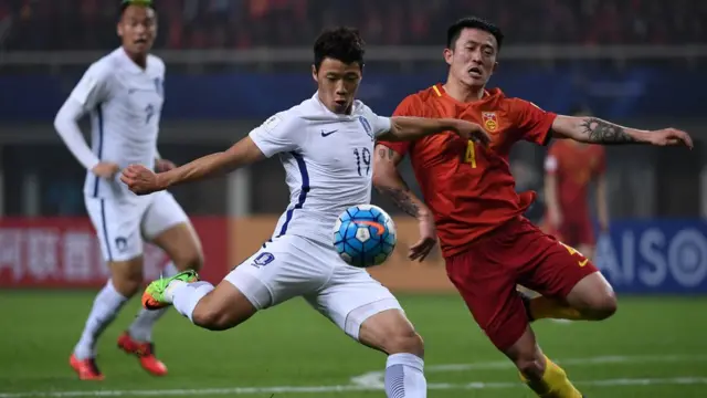 姜至鵬(紅)防守黃喜燦(19號)