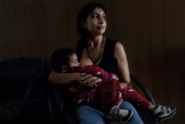 Juana, migrante con su hijo en brazos