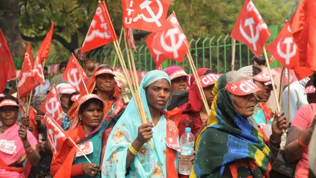 భారత్‌లో కమ్యూనిస్టు మద్దతుదారుల ర్యాలీ