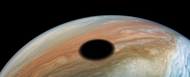 Тень спутника Юпитера Ио на поверхности планеты