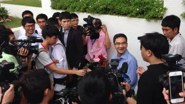 นักศึกษาคณะนิติศาสตร์ ม.ธรรมศาสตร์ รอให้กำลังใจขณะศ.วรเจตน์ ภาคีรัตน์ อาจารย์กลุ่มนิติราษฎร์ ขึ้นศาลทหาร คดีฝ่าฝืนคำสั่งเรียกรายงานตัวของคสช. เดือนมิ.ย. 2557