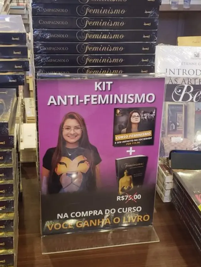 'Kit antifeminismo', com livro e um DVD,goliath bet 365autoria da deputada estadual Ana Caroline Campagnolo