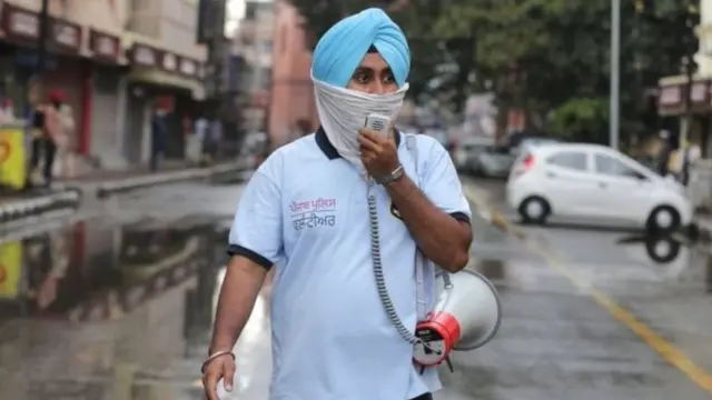 ਮੁਨਾਦੀ ਕਰਦਾ ਨੌਜਵਾਨ