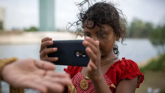Niña con teléfono.