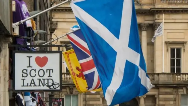 علم اسكتلندا يحمل رمز القديس أندرو