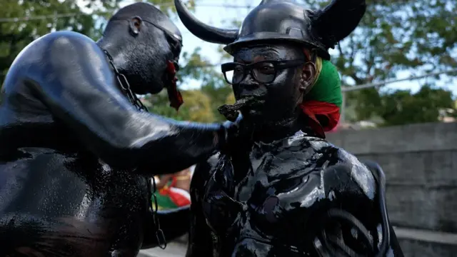 No Carnaval, as pessoas se vestem como o personagem 'Jab Jab', que é um símbolo do 'demônio senhor de escravos' em Granada