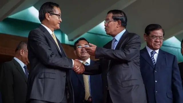 Sam Rainsy (trái) và Hun Sen (phải) có một thỏa thuận chính trị năm 2014, nhưng thỏa thuận này không tồn tại lâu