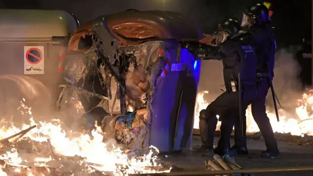 Өрттөнүп жаткан таштанды челеги