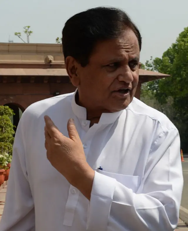 અહેમદ પટેલ એક રાજકારણીથી વિશેષ કંઇ નથી. પણ ફક્ત તેમનુ નામ 'એહમદ' છે એમ સામાજિક કાર્યકર હનિફ લાકડાવાલા કહે છે