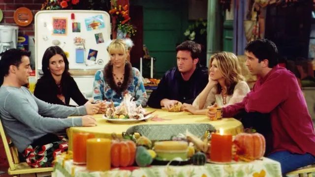 Cena do seriado Friends, com os seis personagens principais sentadosexcluir conta betmotionuma mesa no Diaexcluir conta betmotionAçãoexcluir conta betmotionGraças