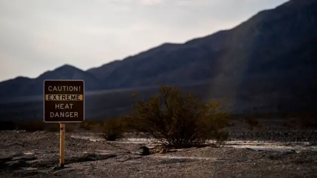 Señal de peligro de calor extremo en el valle de la Muerte, California.