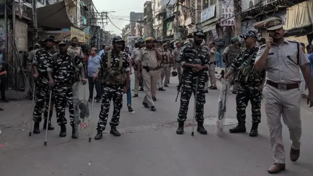 इलाक़े में पुलिस और अर्धसैनिक बल तैनात हैं