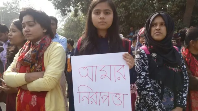 মানব বন্ধনে ঢাকা বিশ্ববিদ্যালয়ের শিক্ষার্থীরা