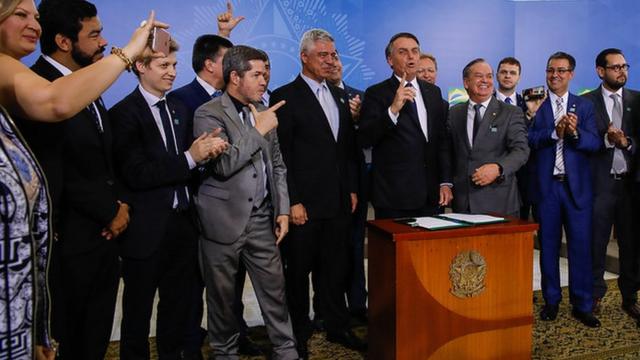 Presidente da República, Jair Bolsonaro assina o Decreto que dispõe sobre a aquisição, o cadastro, o registro, a posse, o porte e a comercialização de armas em 07/05/2019