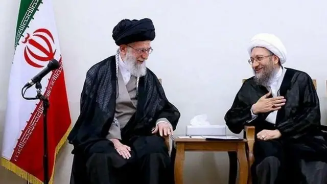 صادق لاریجانی رئیس پیشین قوه قضائیه و رئیس کنونی مجمع تشخیص مصلحت نظام و آیت الله علی خامنه ای رهبر ایران