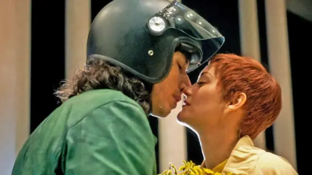 Mačizam glumačkog stila Adama Drajvera u filmovima kao što je Anet podseća na Kitonov čelični atletizam